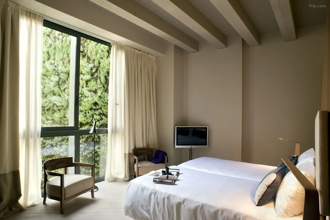 Deluxe Room — Trip.com listing photograph
