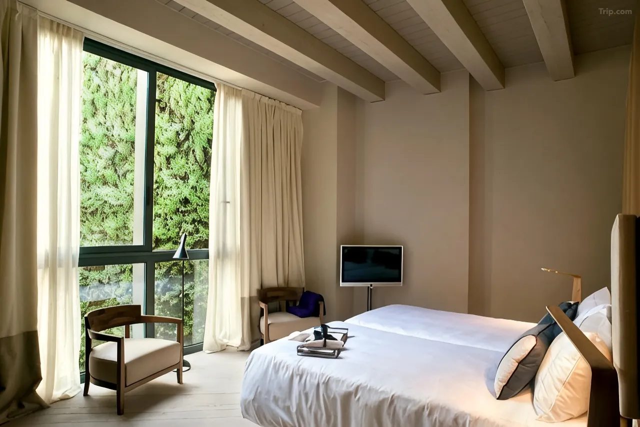 Deluxe Room (2 Adults + 1 Child) — Trip.com listing photograph